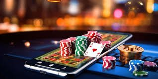 Permainan baccarat dengan kartu ditampilkan jelas